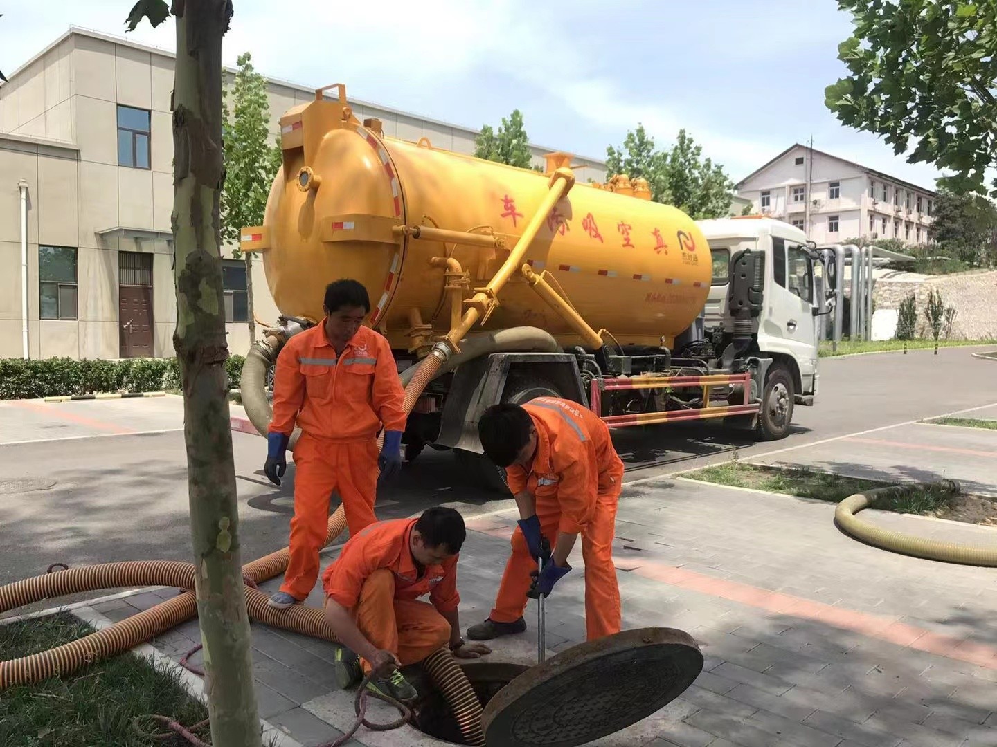 八公山管道疏通车停在窨井附近